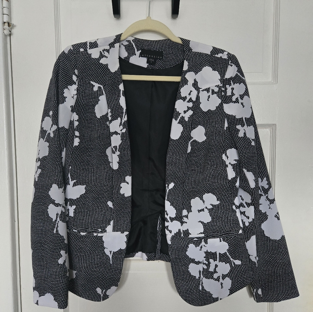 attention Black and White Blazer Elegant Floral Design - size US 4